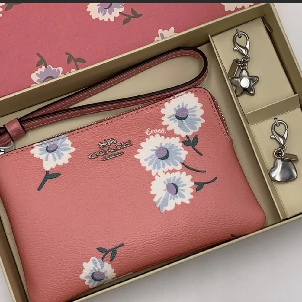 🌸NEW! Coach Gift Set. Wristlet with Charms🌸 - Picture 2 of 9